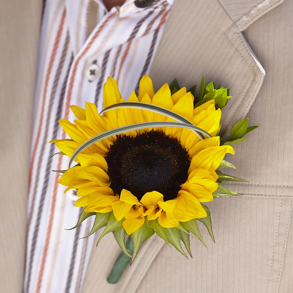 Free Spirit Boutonniere – Serenity Floral, Lake Geneva WI